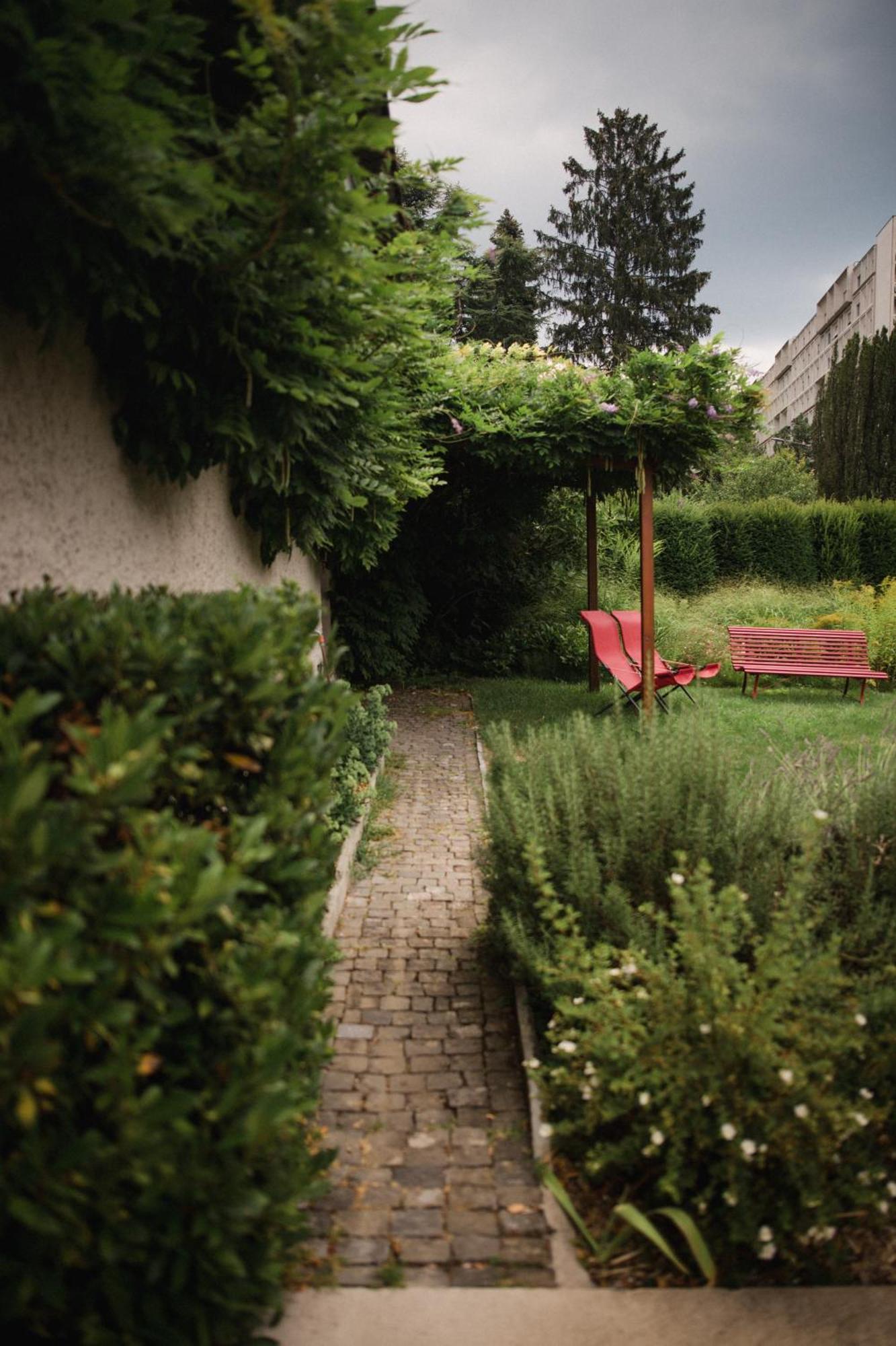 Le Jour Et La Nuit Bed & Breakfast 4*